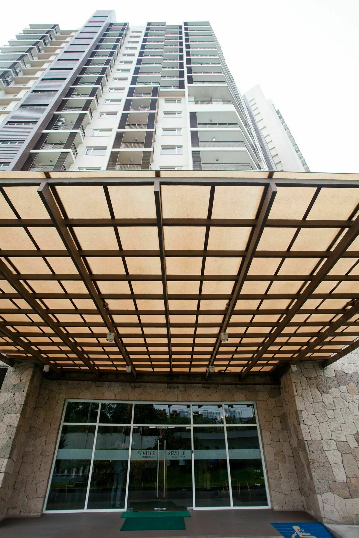 The Cirque Serviced Residences Quezon City Extérieur photo