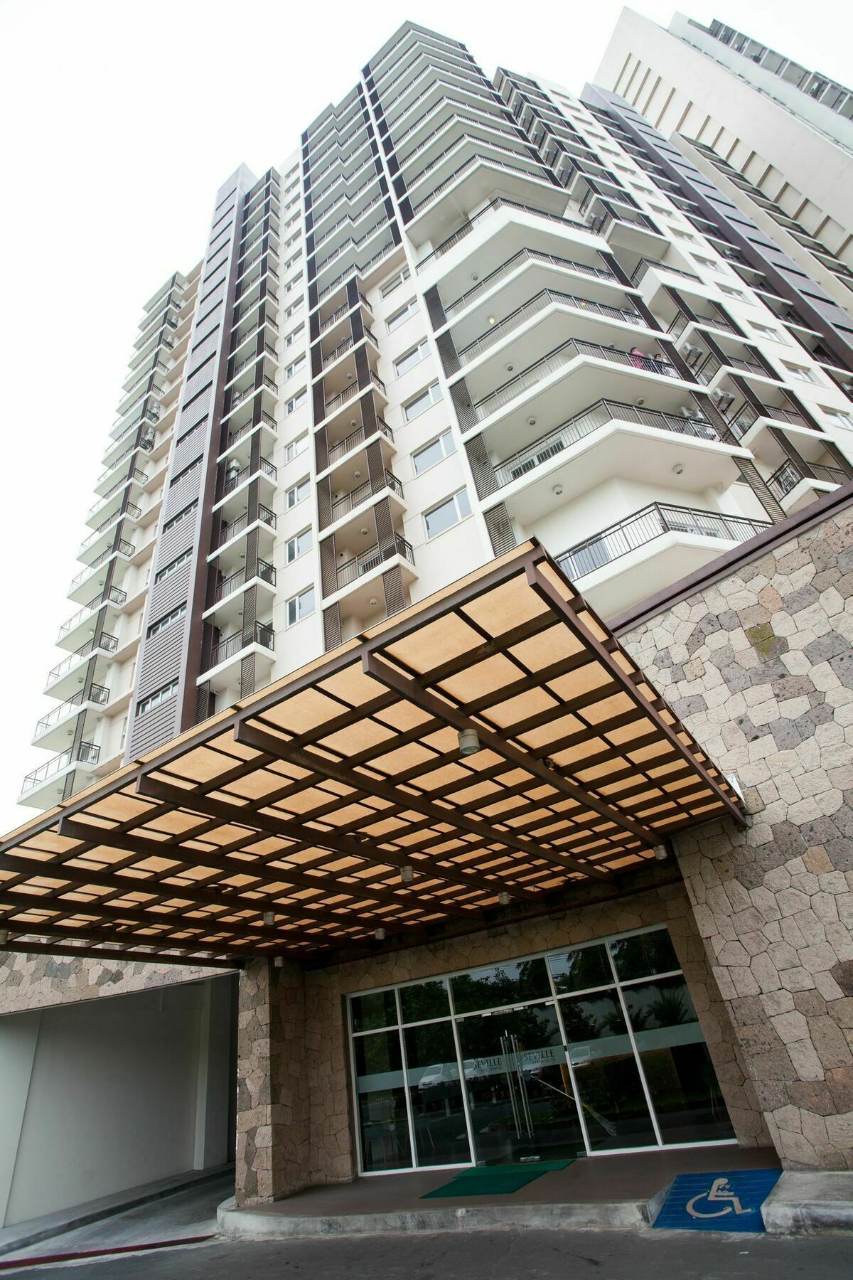 The Cirque Serviced Residences Quezon City Extérieur photo